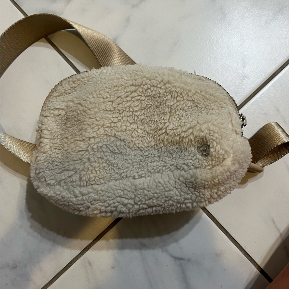Everywhere Belt Bag *Fleece NATI/TRNH ONE SIZE
Color: Natural Ivory/Trench